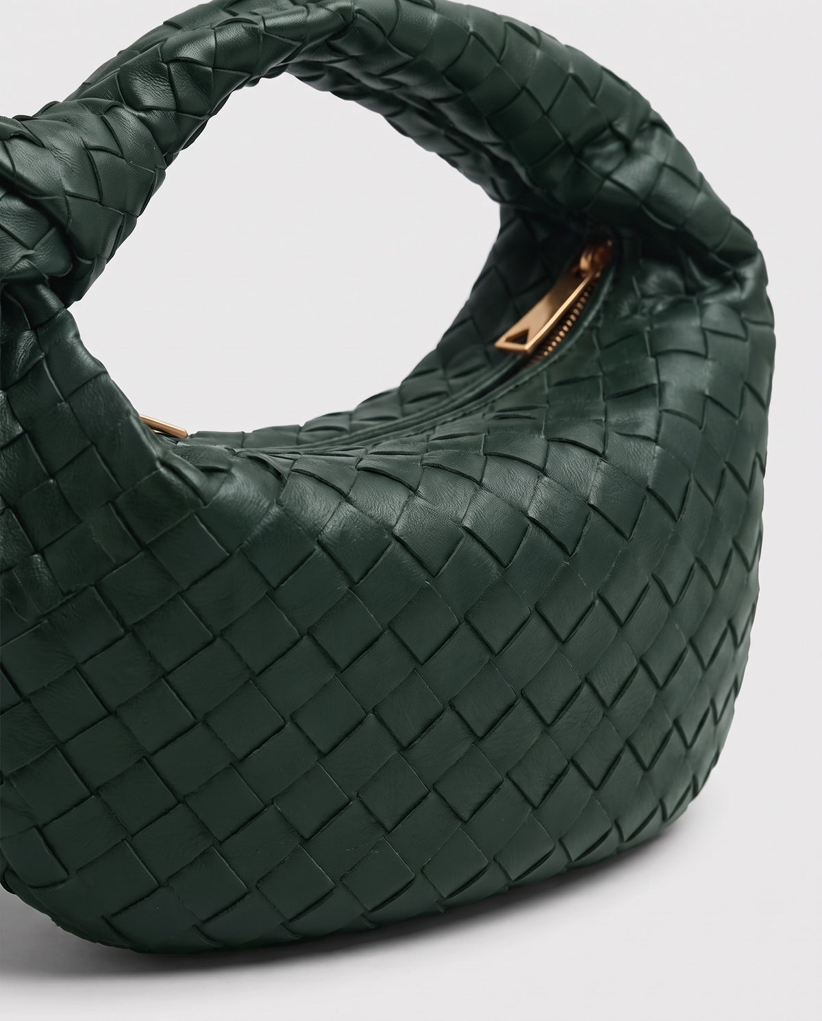 Knot Midi woven leather bag in Forest – close-up of the woven leather