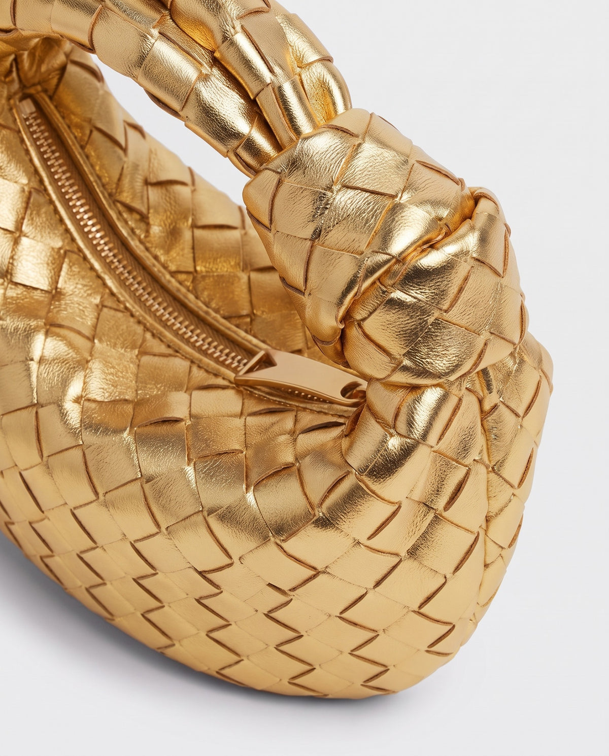 Knot Midi woven leather bag in Gold – close-up of the knotted handle