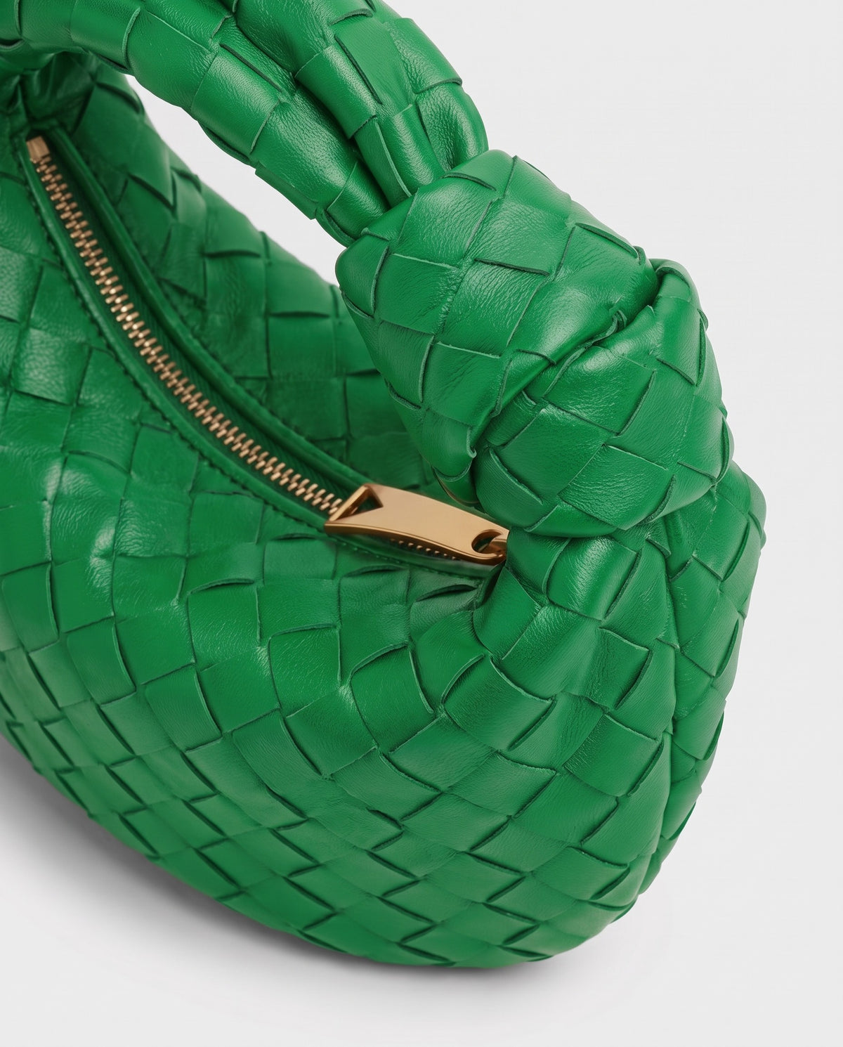 Knot Midi woven leather bag in Green – close-up of the knotted handle