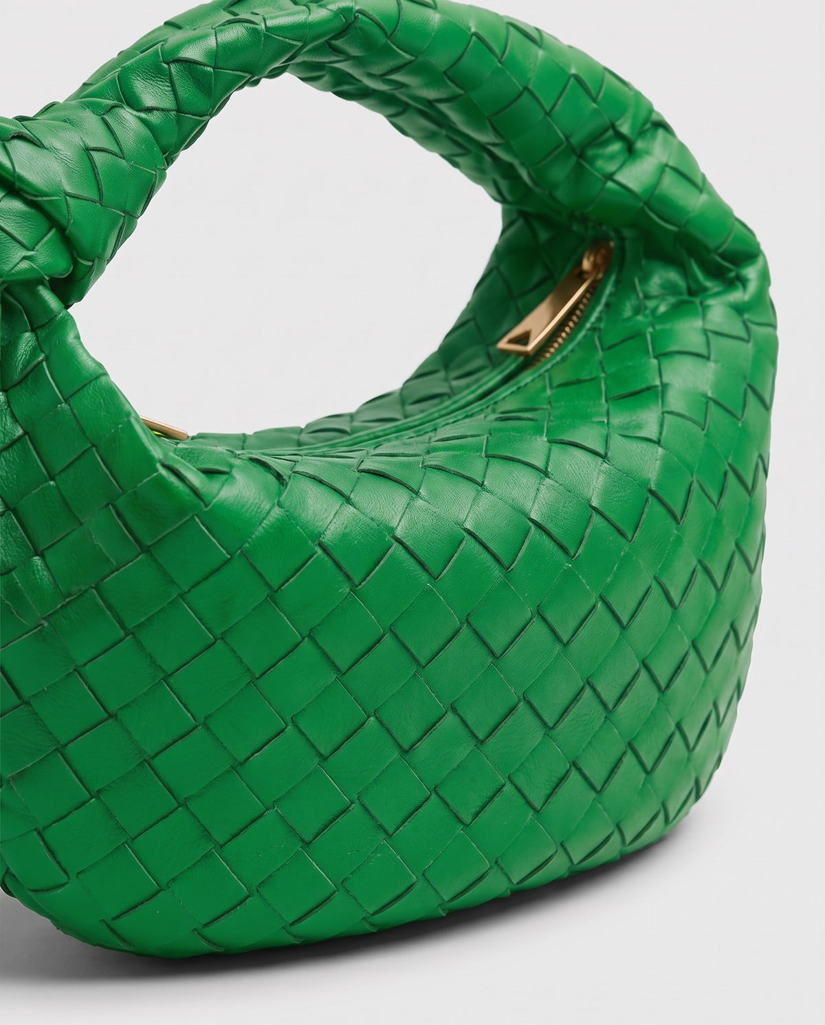 Knot Midi woven leather bag in Green – close-up of the woven leather