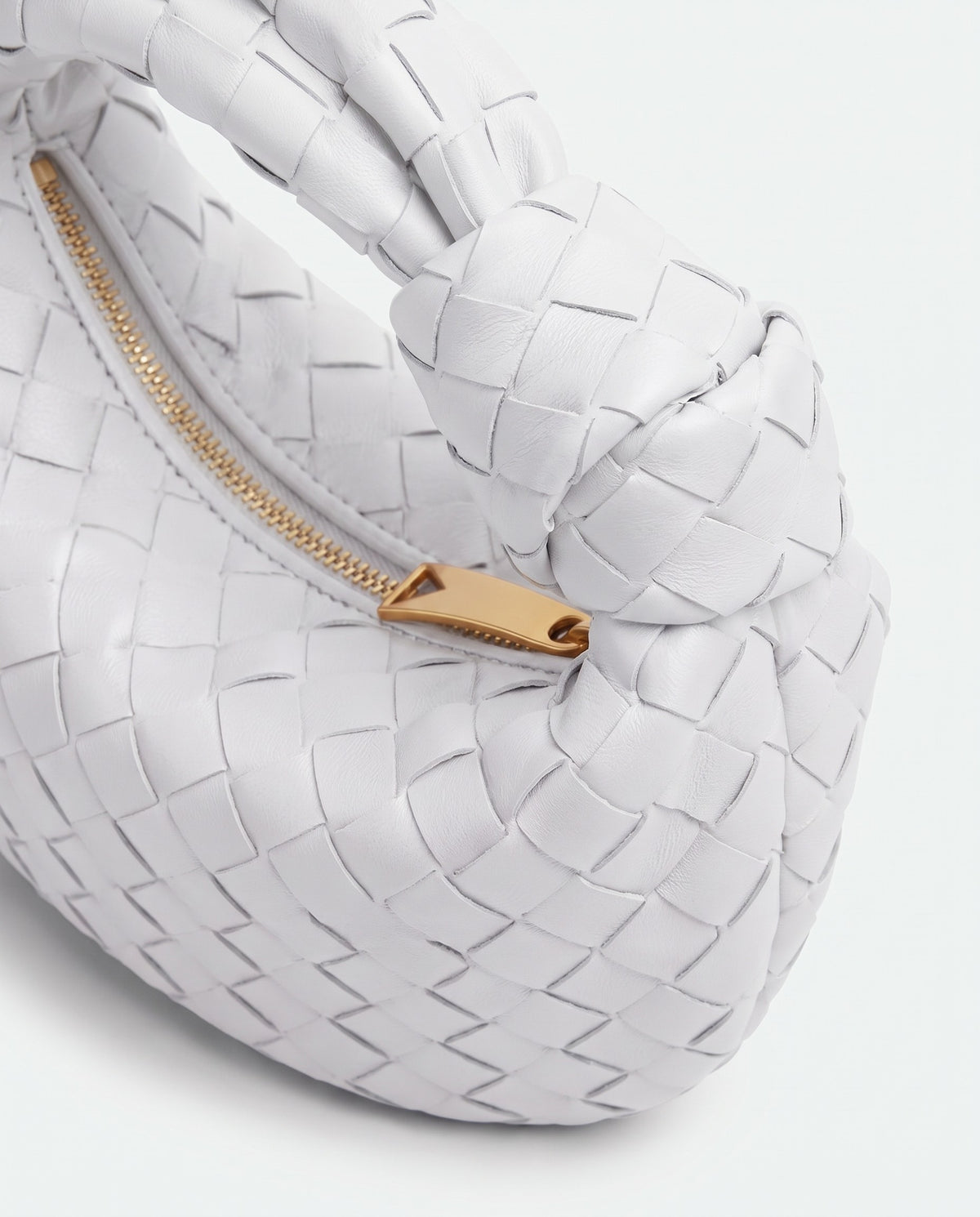 Knot Midi woven leather bag in White – close-up of the knotted handle