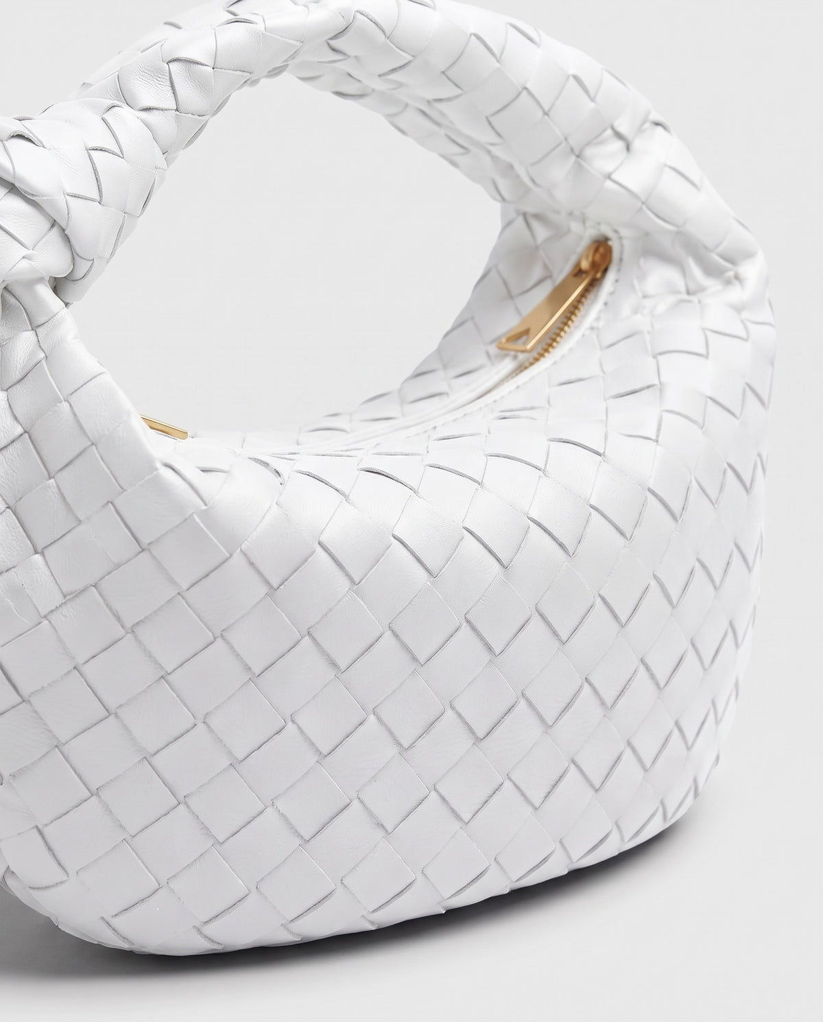 Knot Midi woven leather bag in White – close-up of the woven leather