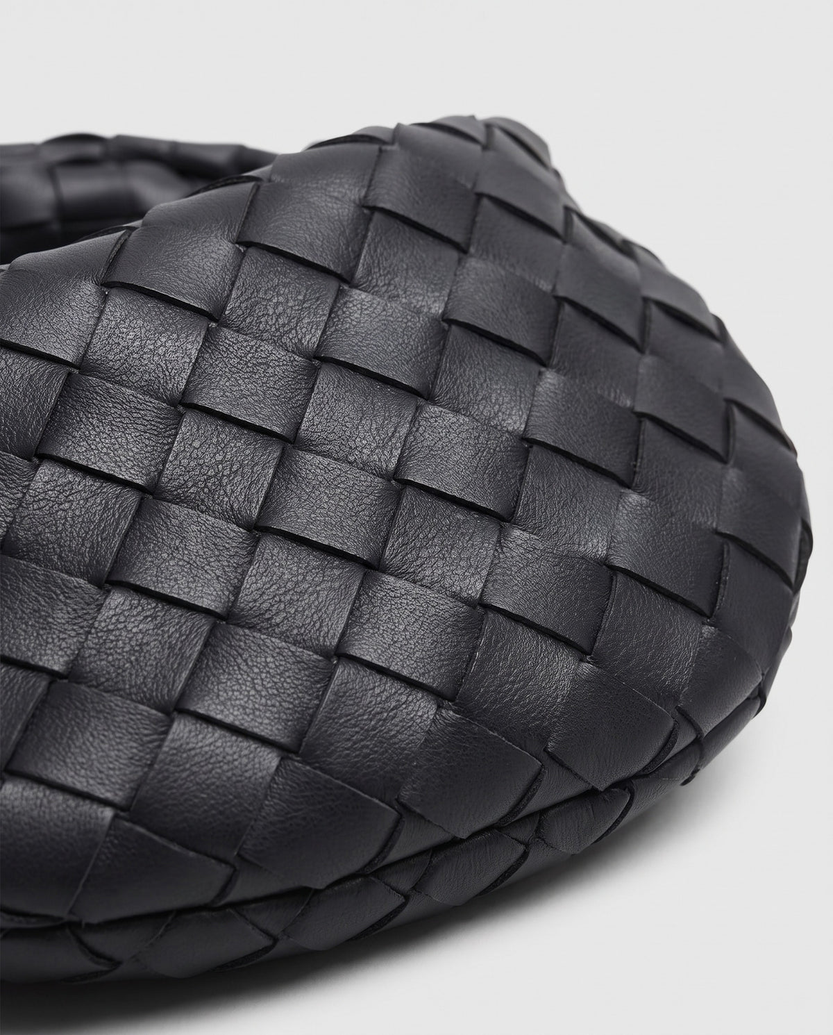 Knot Small woven leather bag in Black – close-up of the woven leather