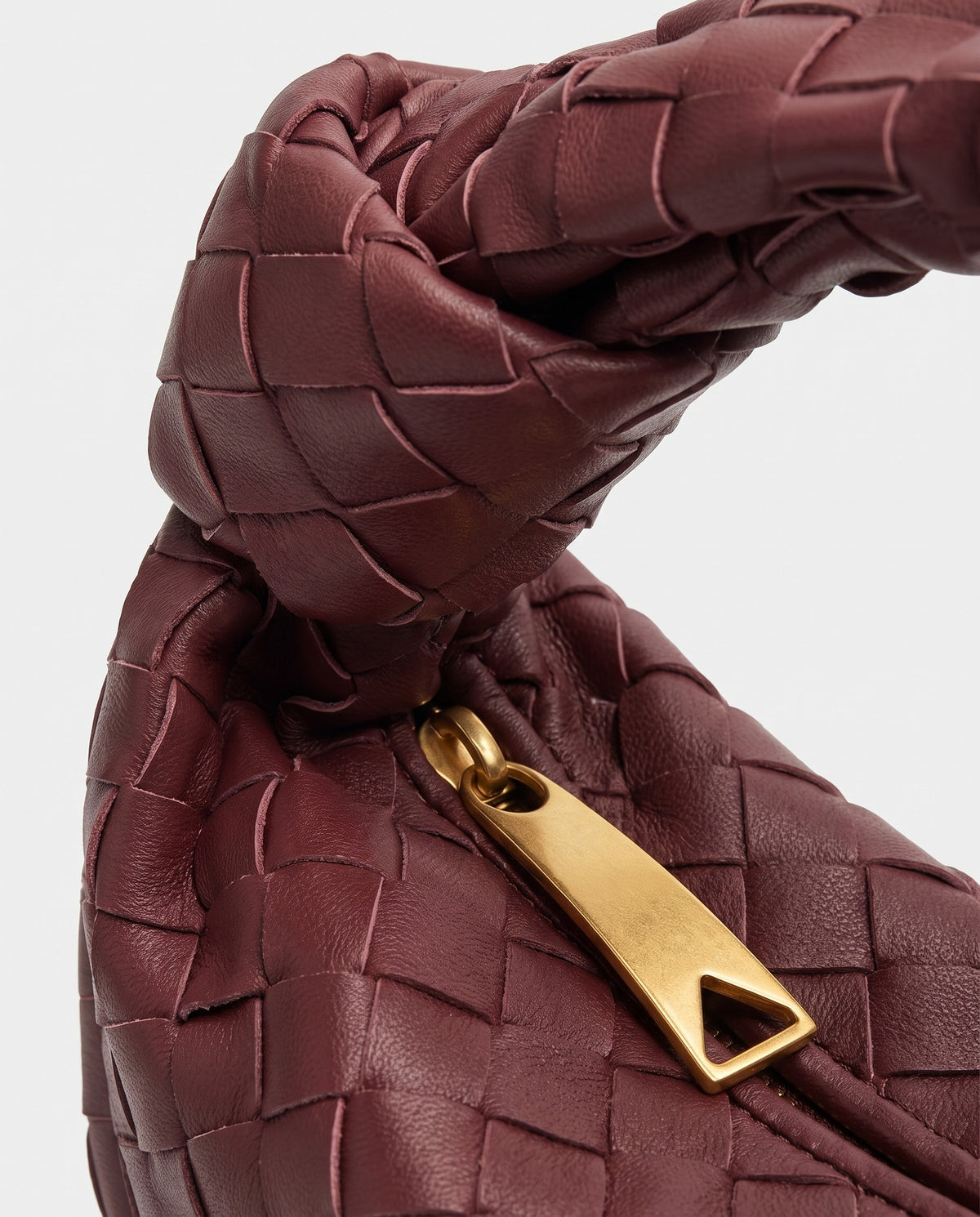 Knot Small woven leather bag in Bordeaux – close-up of the knotted handle