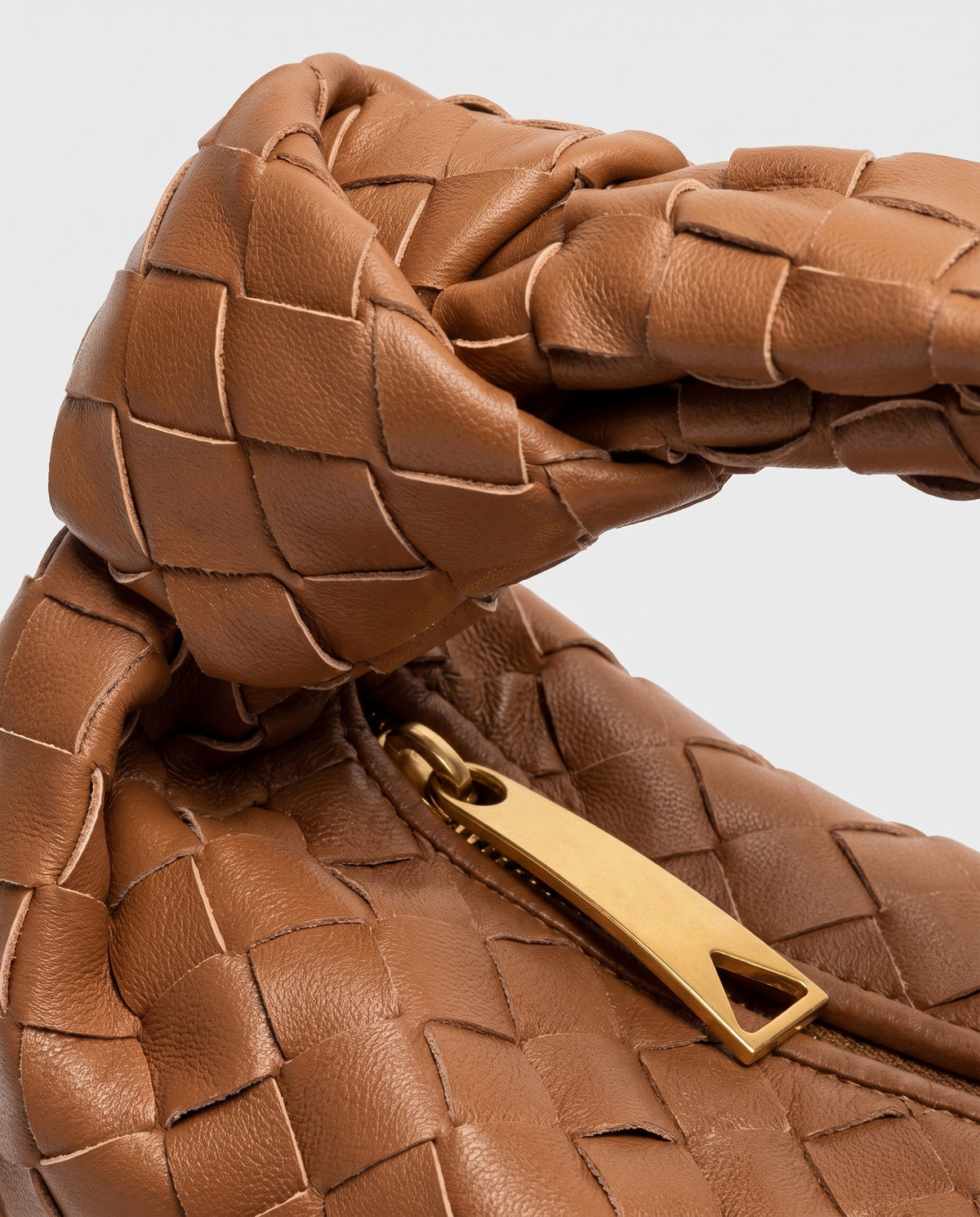 Knot Small woven leather bag in Brown – close-up of the knotted handle