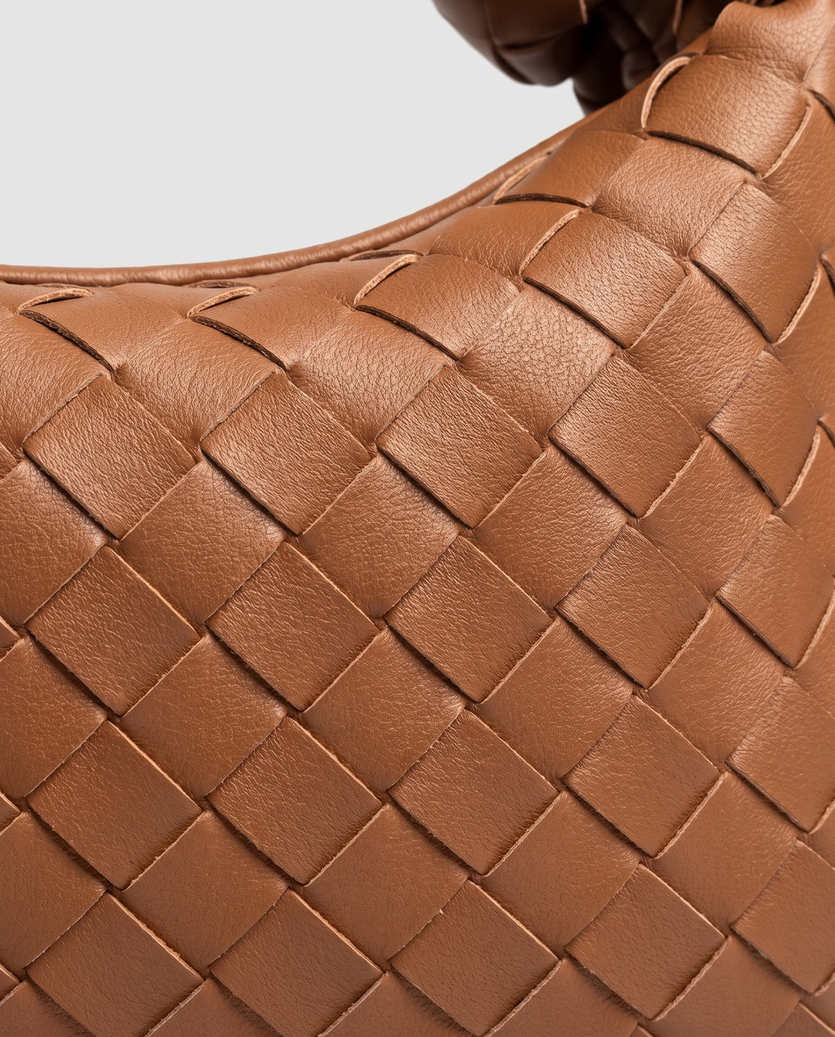 Knot Small woven leather bag in Brown – close-up of the woven leather