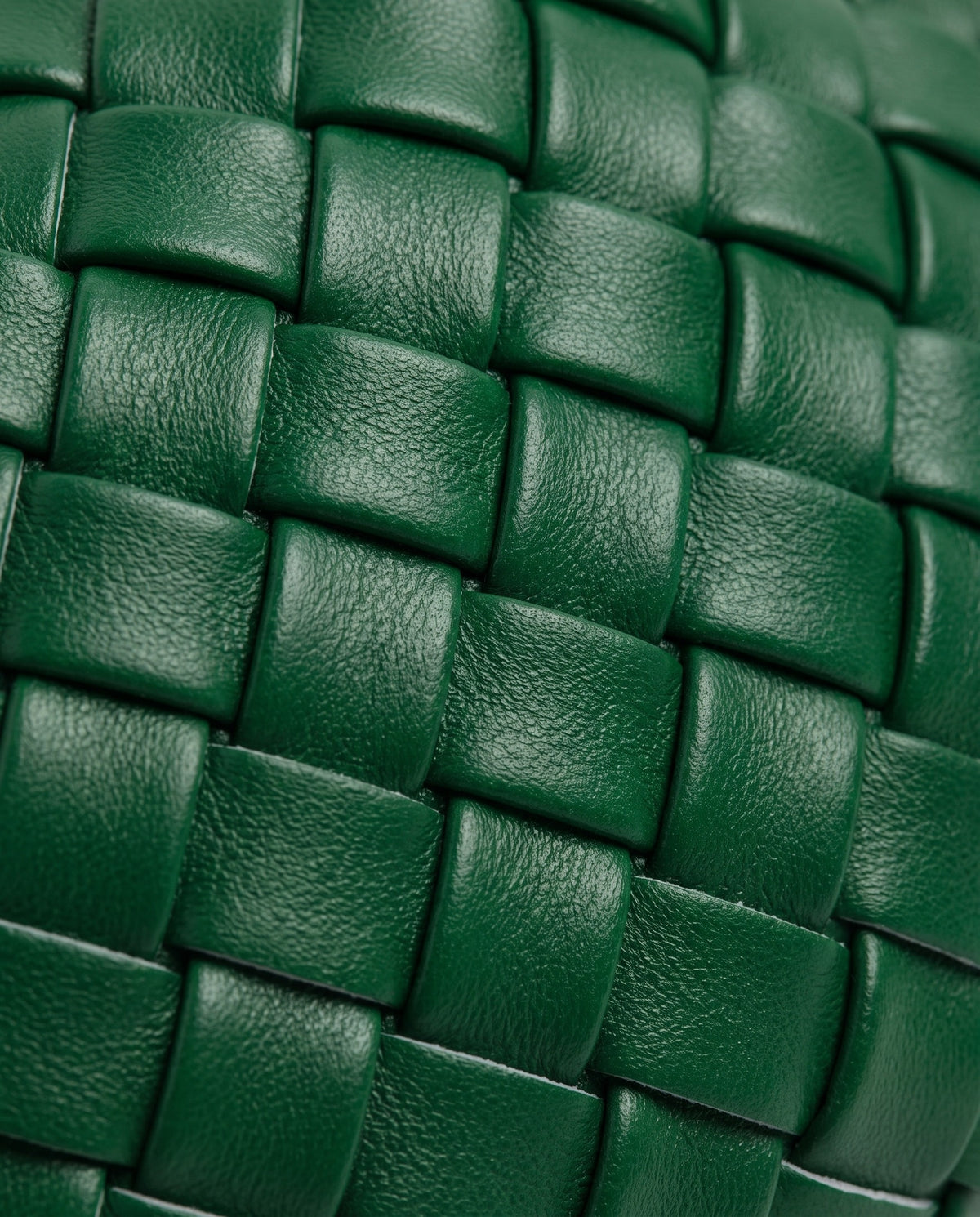 Knot Small woven leather bag in Green – close-up of the woven leather
