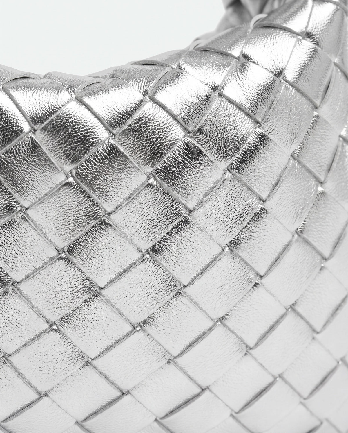 Knot Small woven leather bag in Silver – close-up of the woven leather