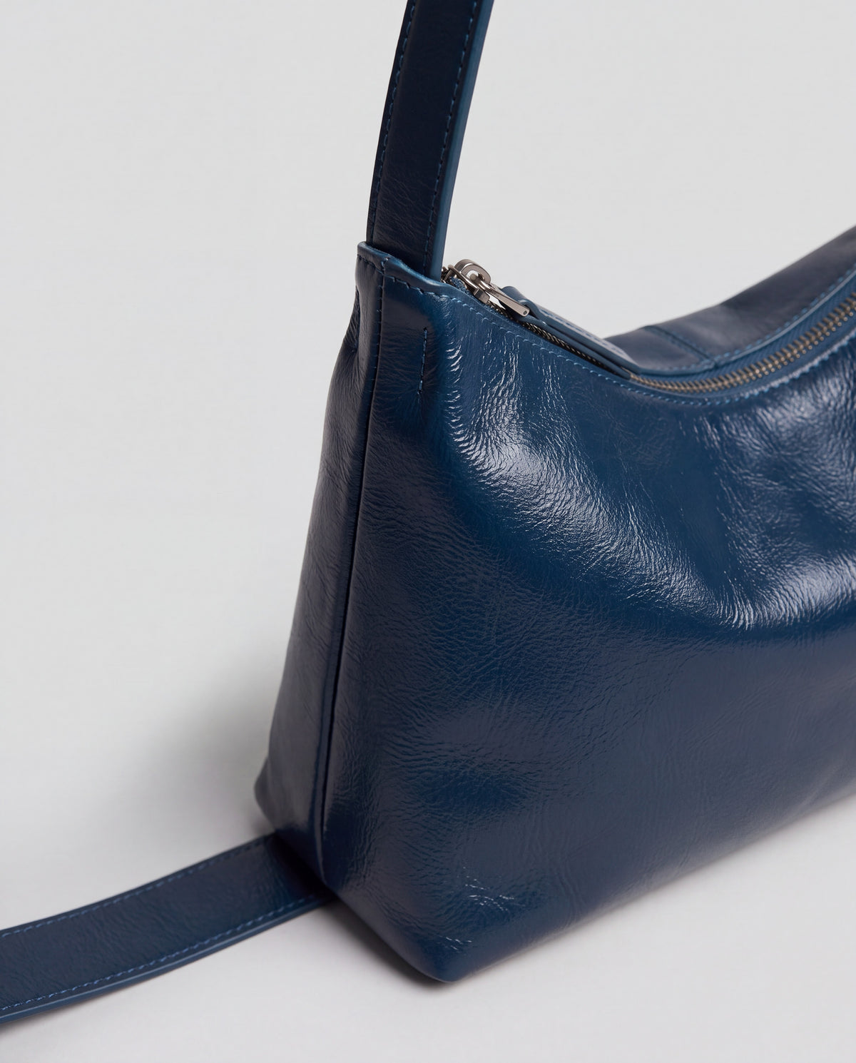 Lana bag in Navy – leather detail