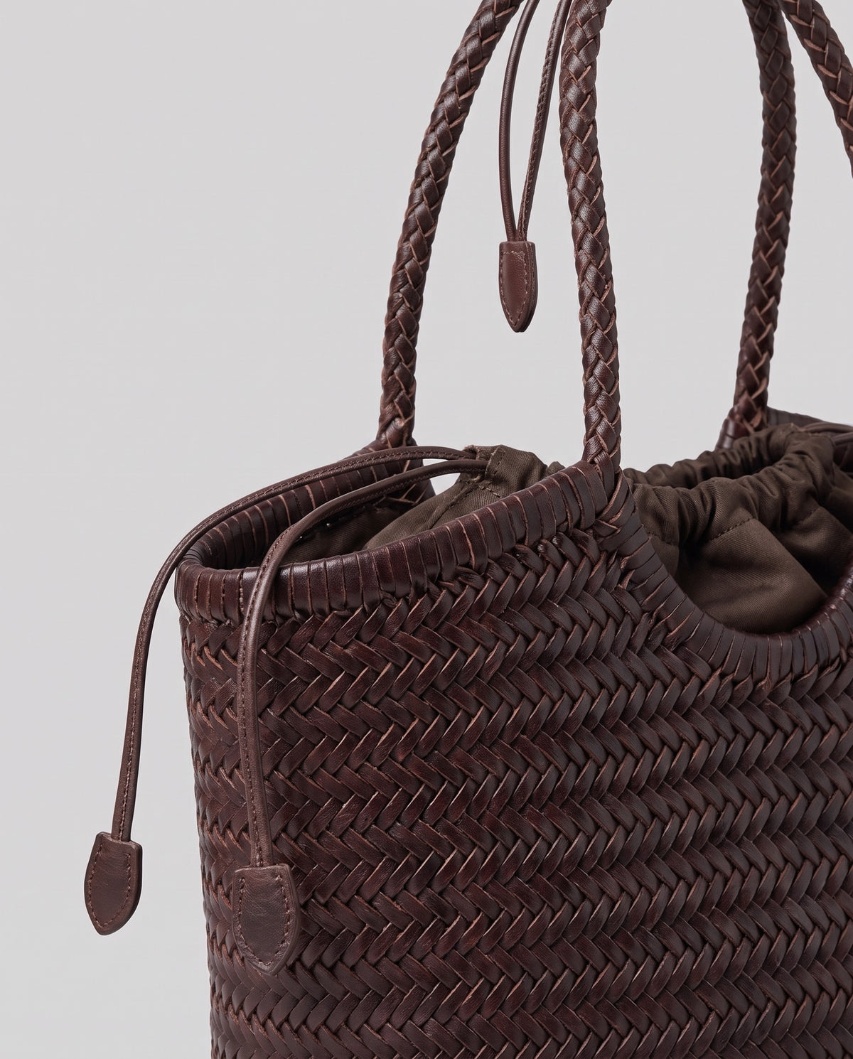 Leather close-up of the Valentina Lecce bag in Chocolate
