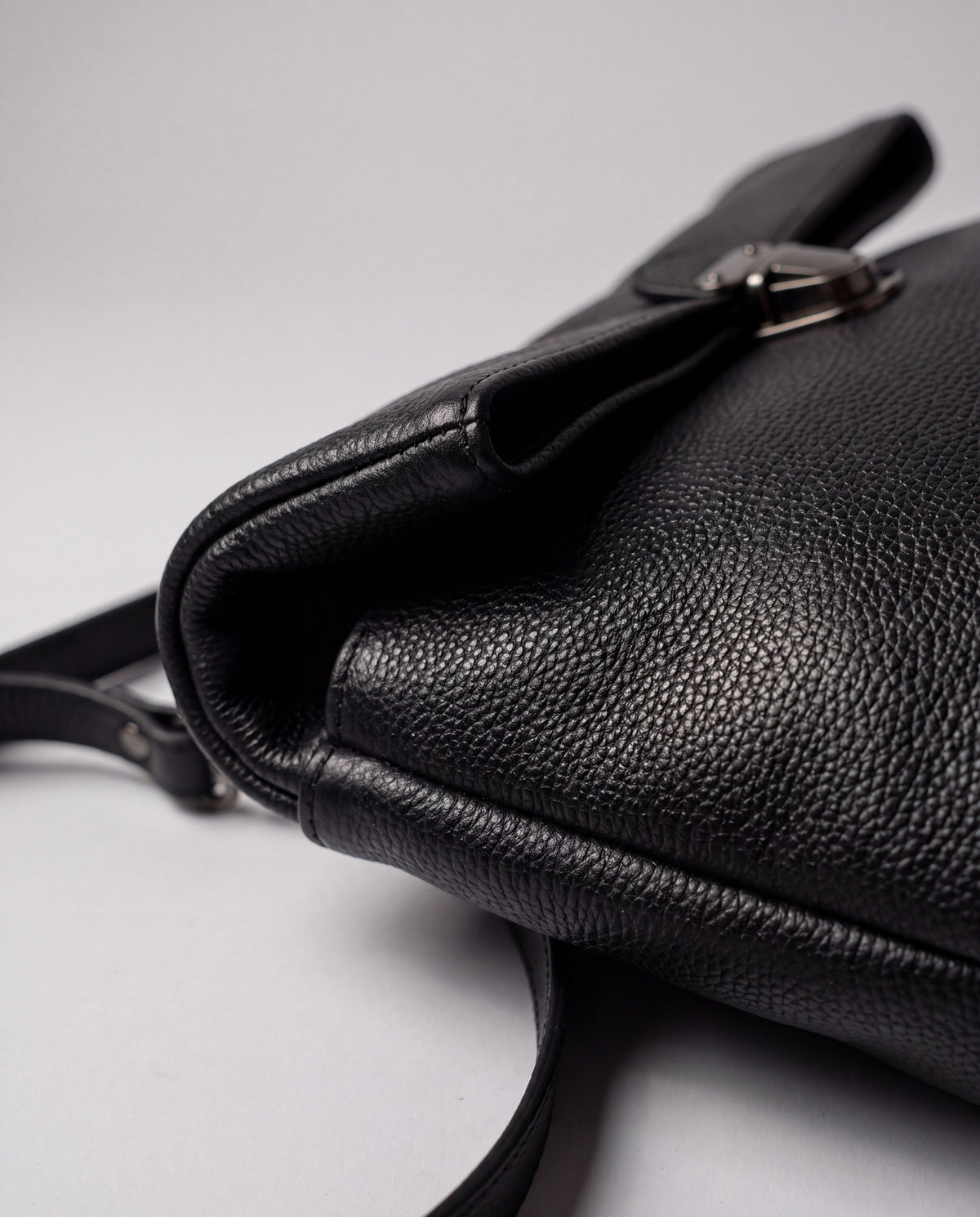Lido bag in Black – leather detail