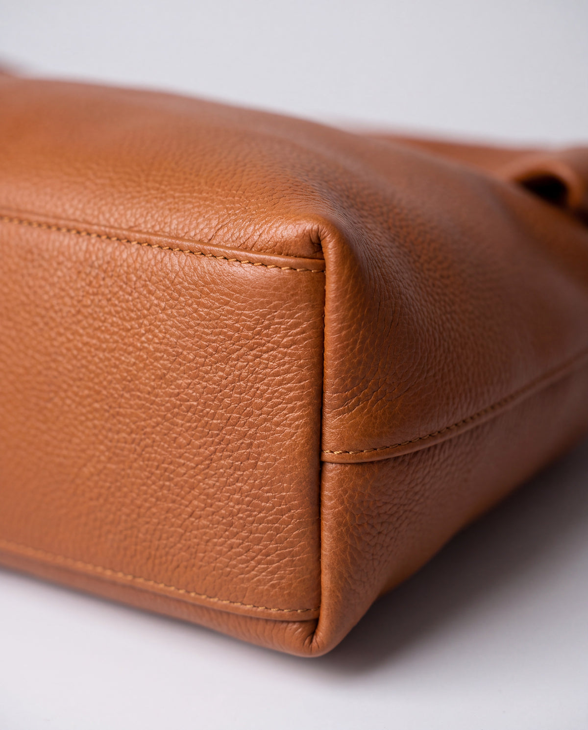 Lido bag in Caramel – leather detail