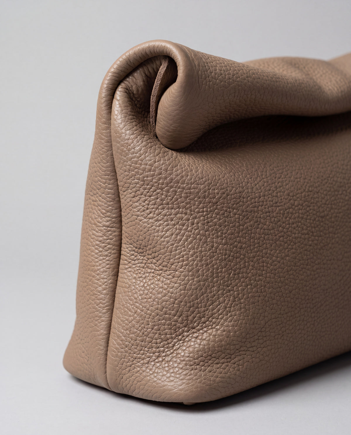 Lido bag in Taupe – leather detail