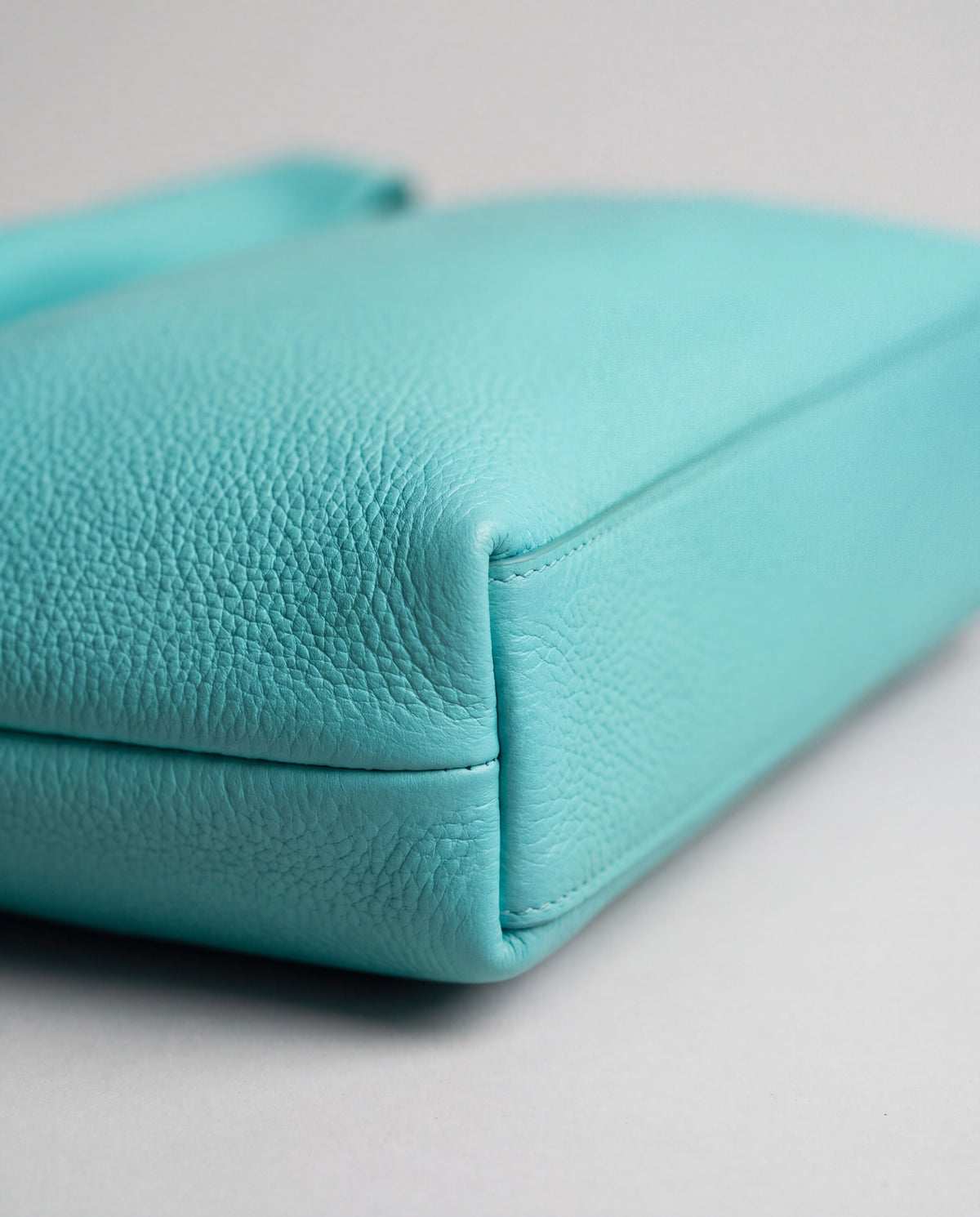 Lido bag in Turquoise – leather detail