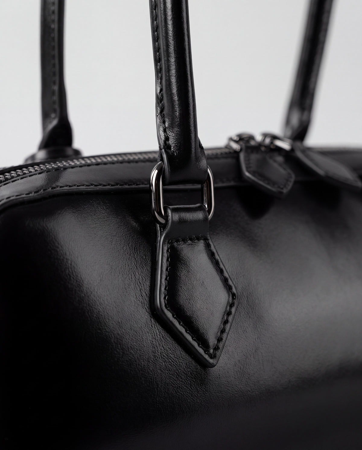 Linda bag in Black – hardware detail