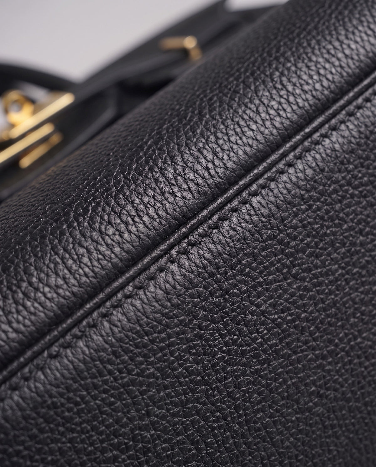 Lock Extra Large leather top-handle bag in Black – close-up of the pebbled leather and stitching