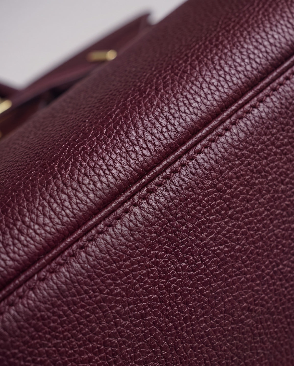 Lock Large leather top-handle bag in Bordeaux – close-up of the pebbled leather and stitching