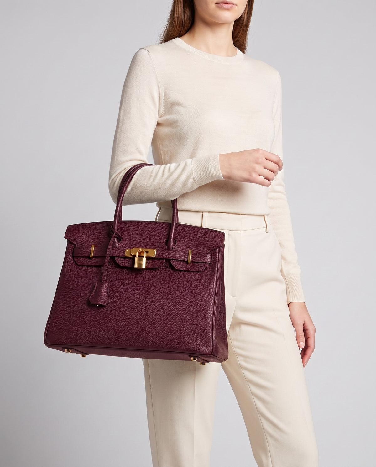 Lock Large leather top-handle bag in Bordeaux – model carrying it