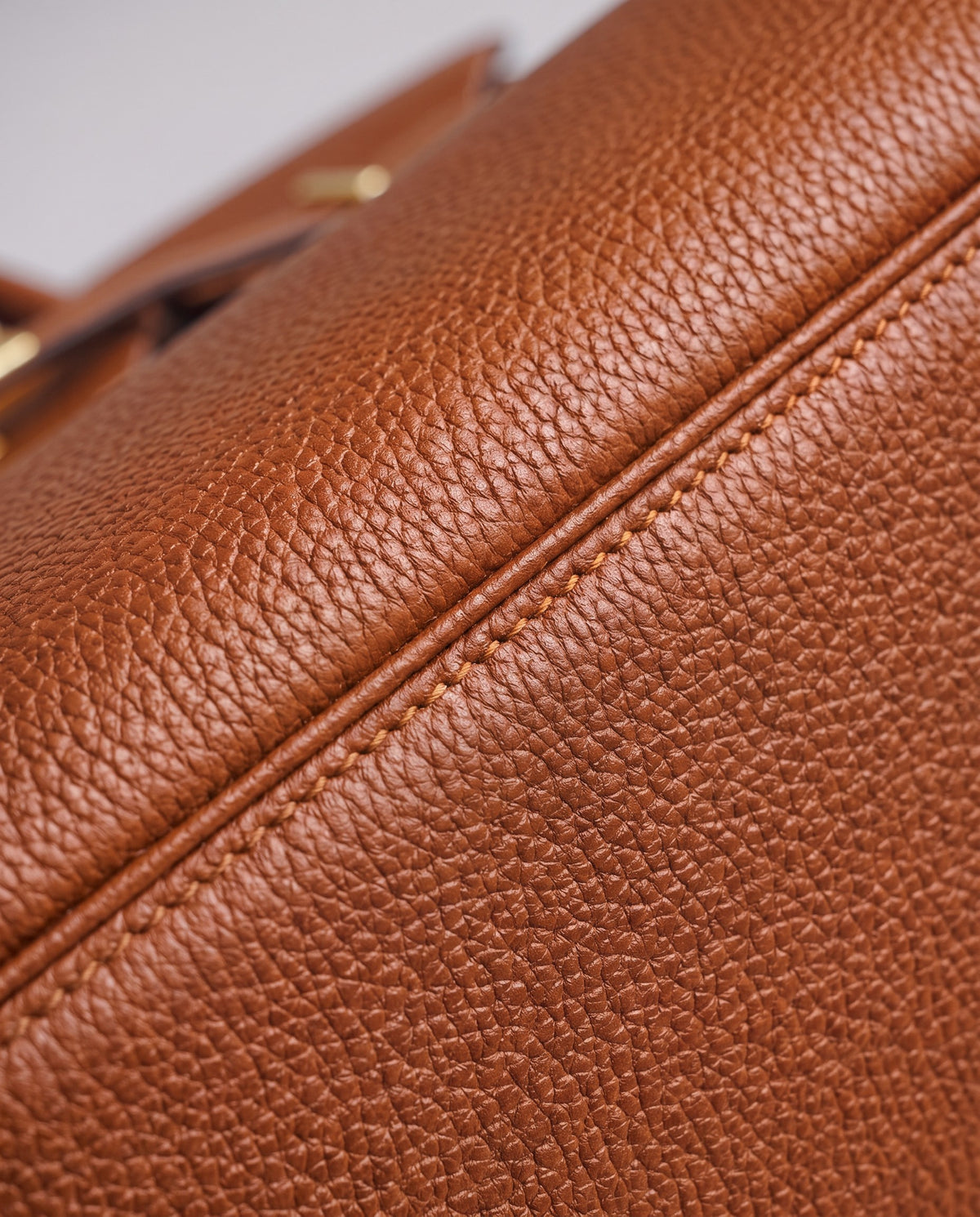 Lock Large leather top-handle bag in Caramel – close-up of the pebbled leather and stitching