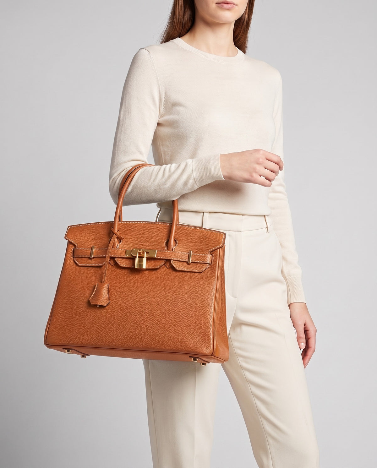 Lock Large leather top-handle bag in Caramel – model carrying it