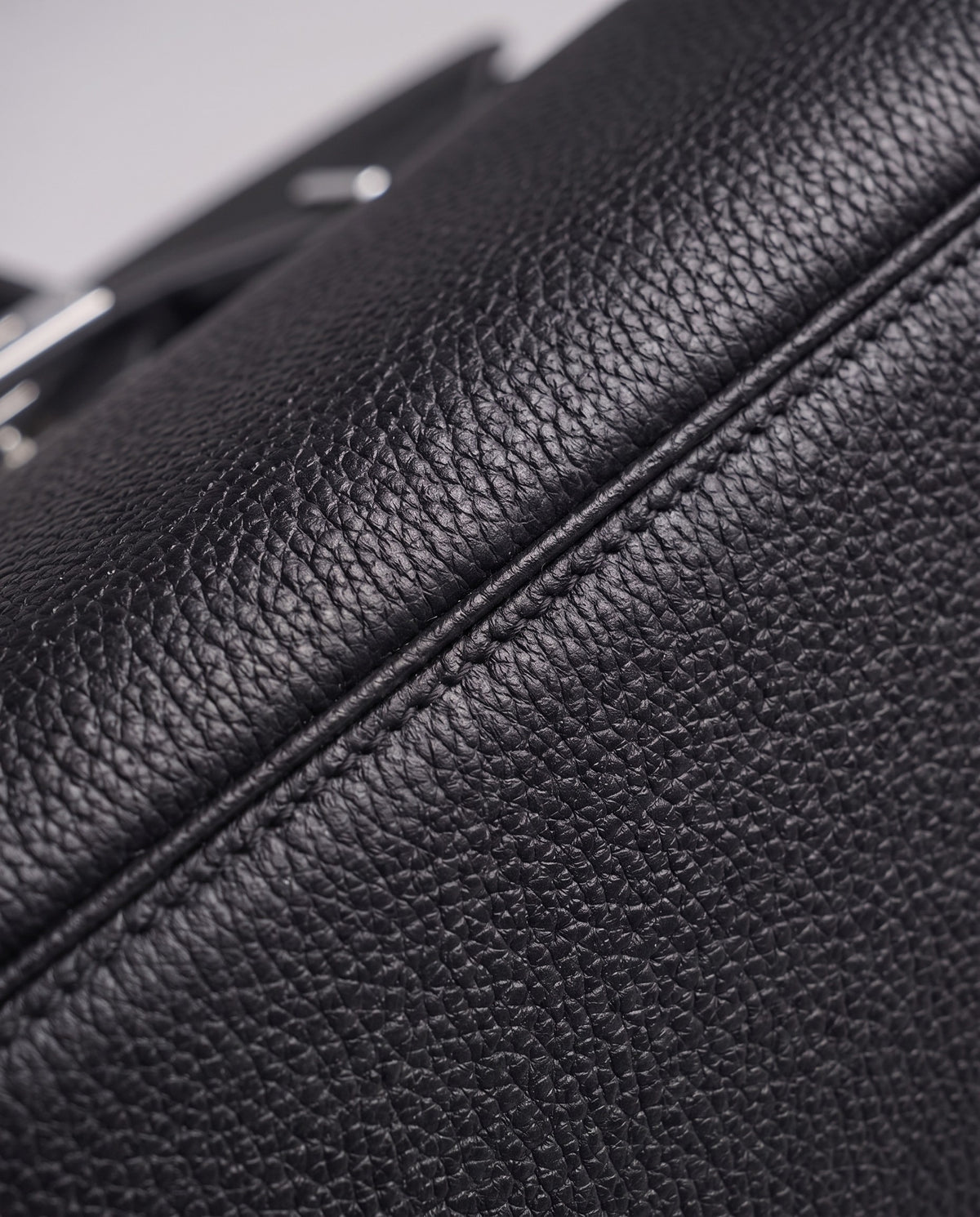 Lock Large leather top-handle bag in Onyx – close-up of the pebbled leather and stitching