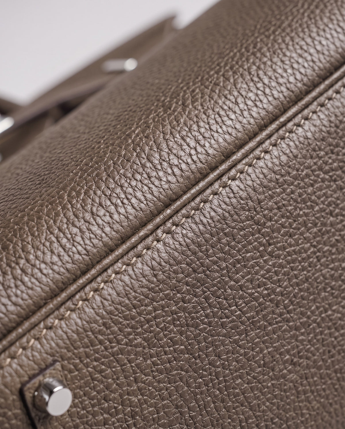 Lock Large leather top-handle bag in Taupe – close-up of the pebbled leather and stitching