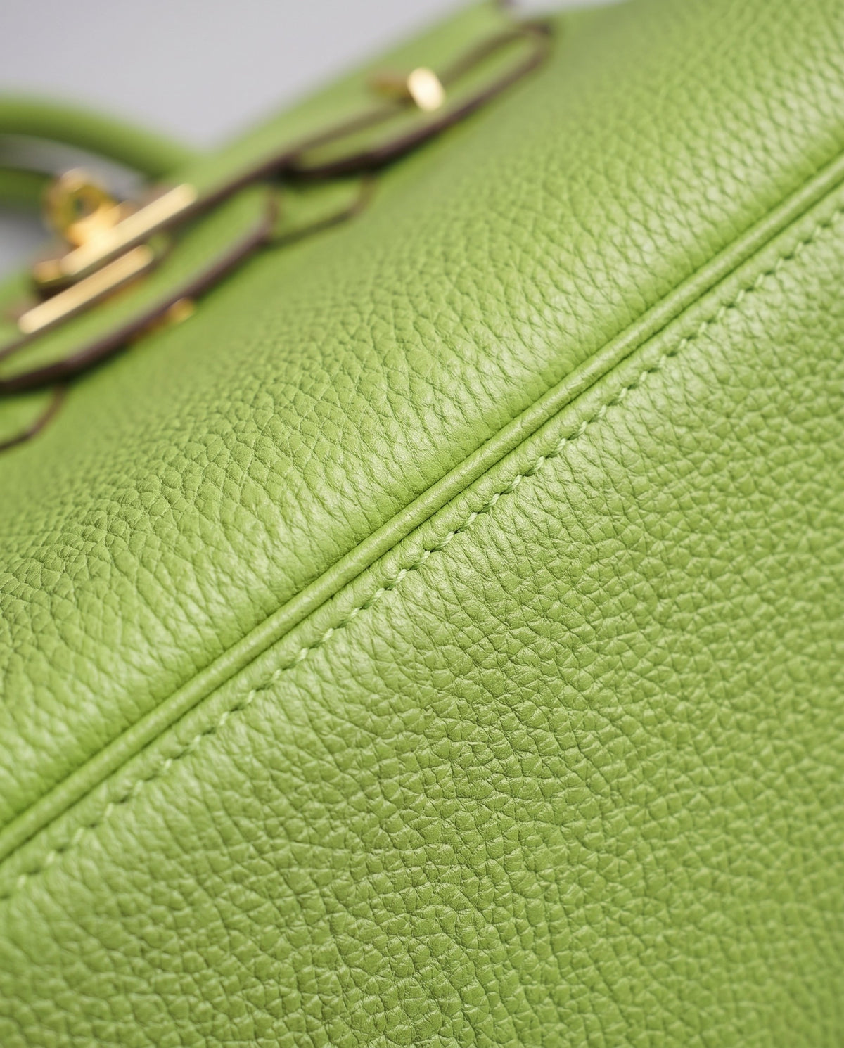 Lock Medium leather top-handle bag in Avocado – close-up of the pebbled leather and stitching