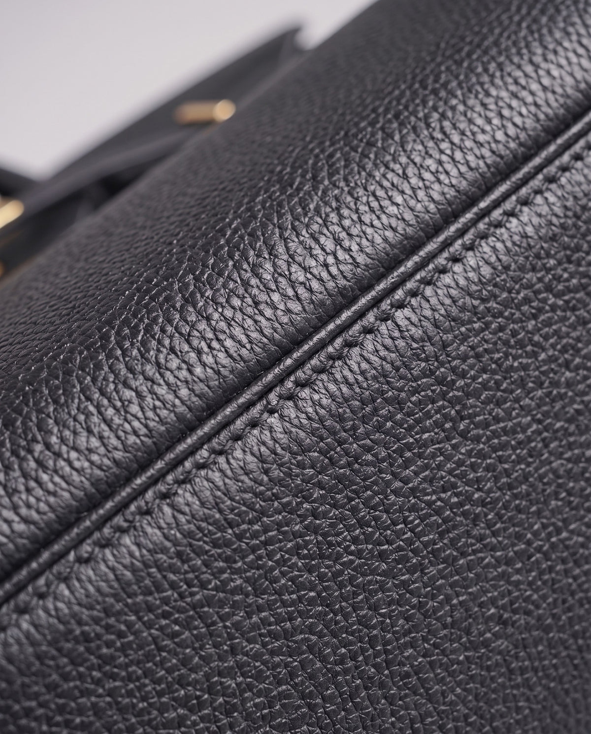 Lock Medium leather top-handle bag in Charcoal – close-up of the pebbled leather and stitching