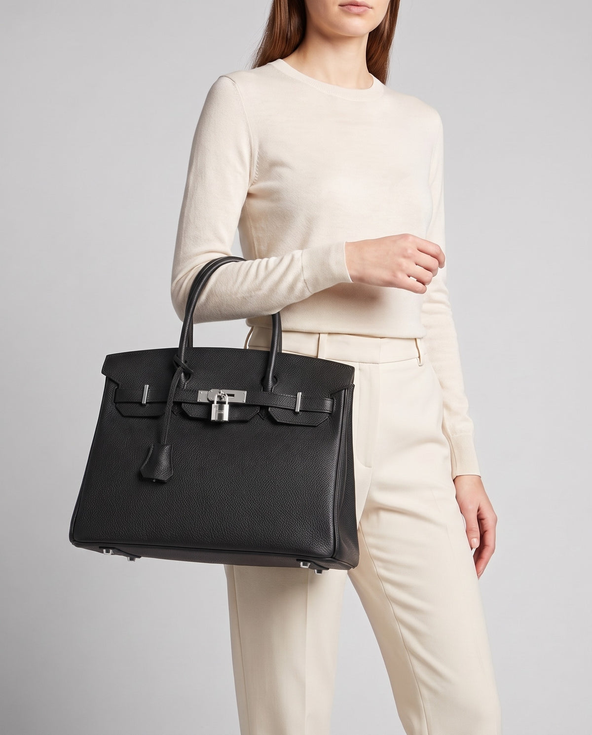 Lock Medium leather top-handle bag in Onyx – model carrying it