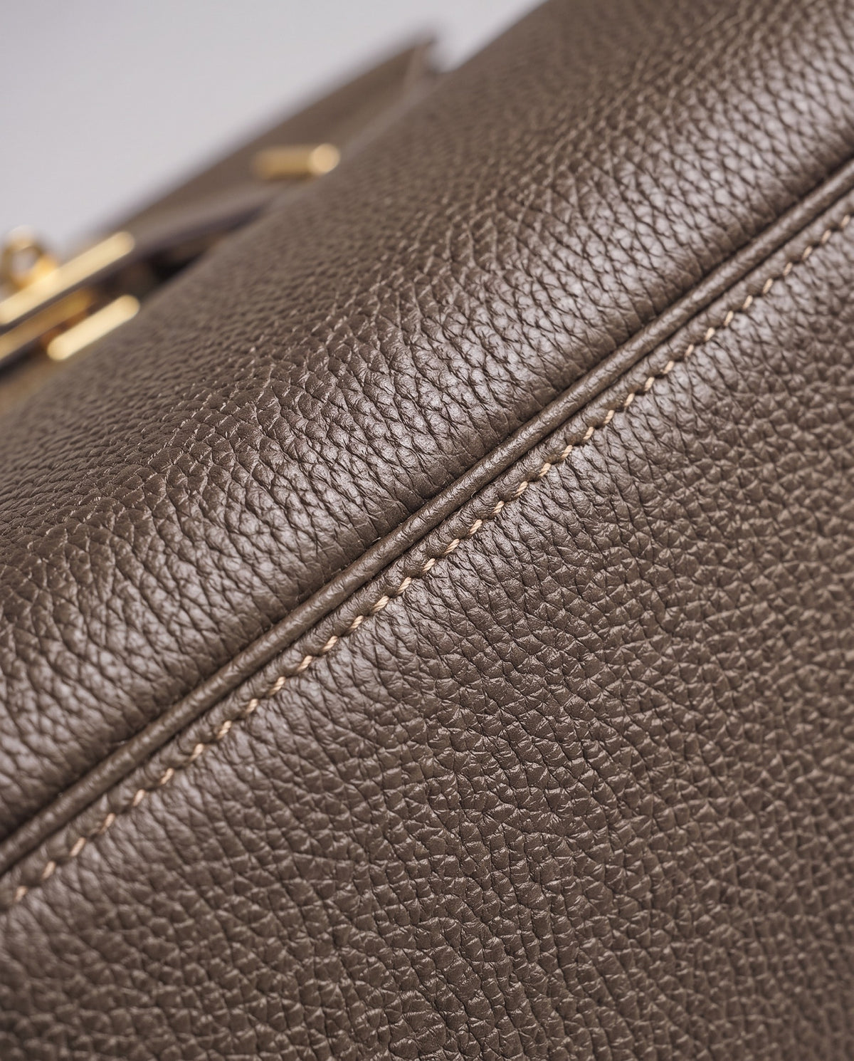 Lock Medium leather top-handle bag in Taupe – close-up of the pebbled leather and stitching