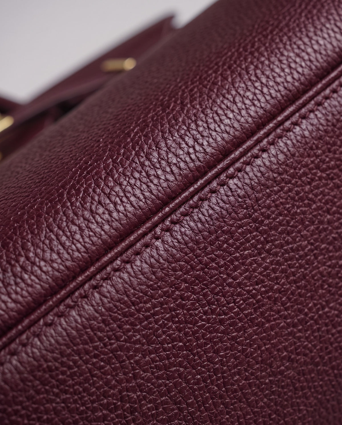 Lock Small leather top-handle bag in Bordeaux – close-up of the pebbled leather and stitching
