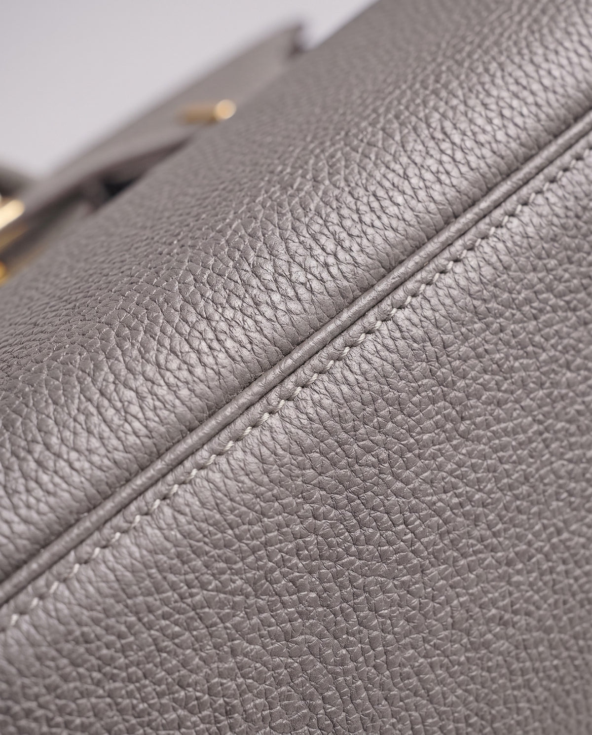 Lock Small leather top-handle bag in Grey – close-up of the pebbled leather and stitching