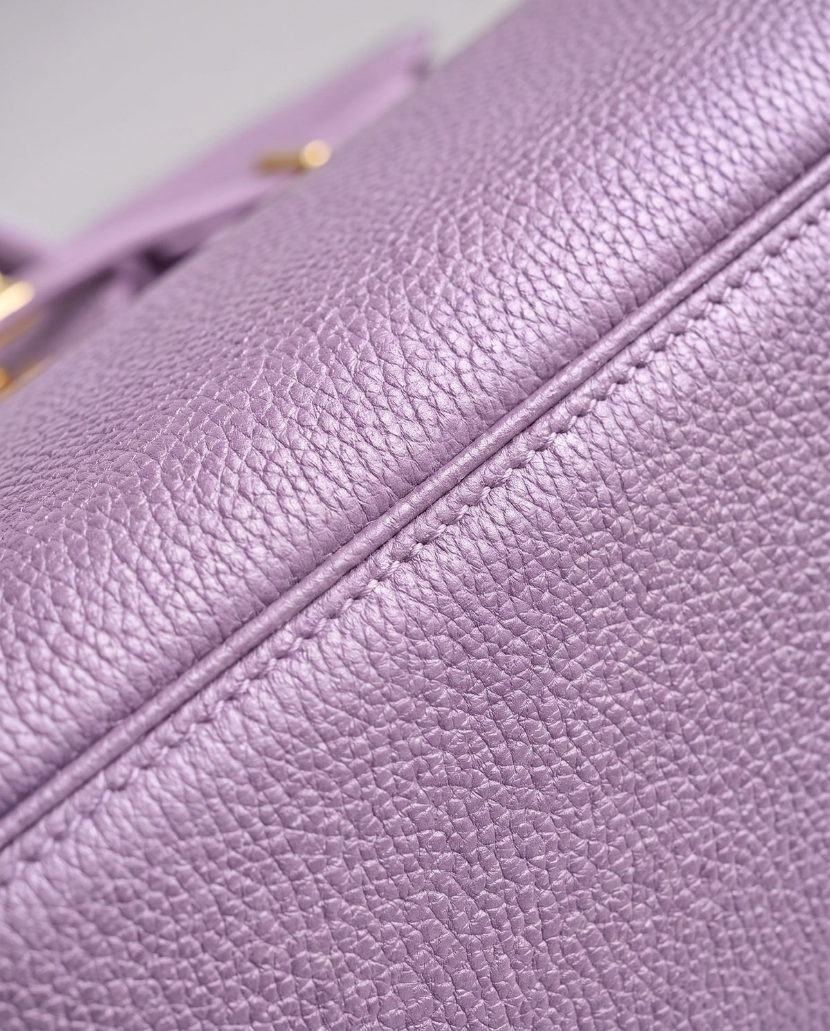 Lock Small leather top-handle bag in Lilac – close-up of the pebbled leather and stitching
