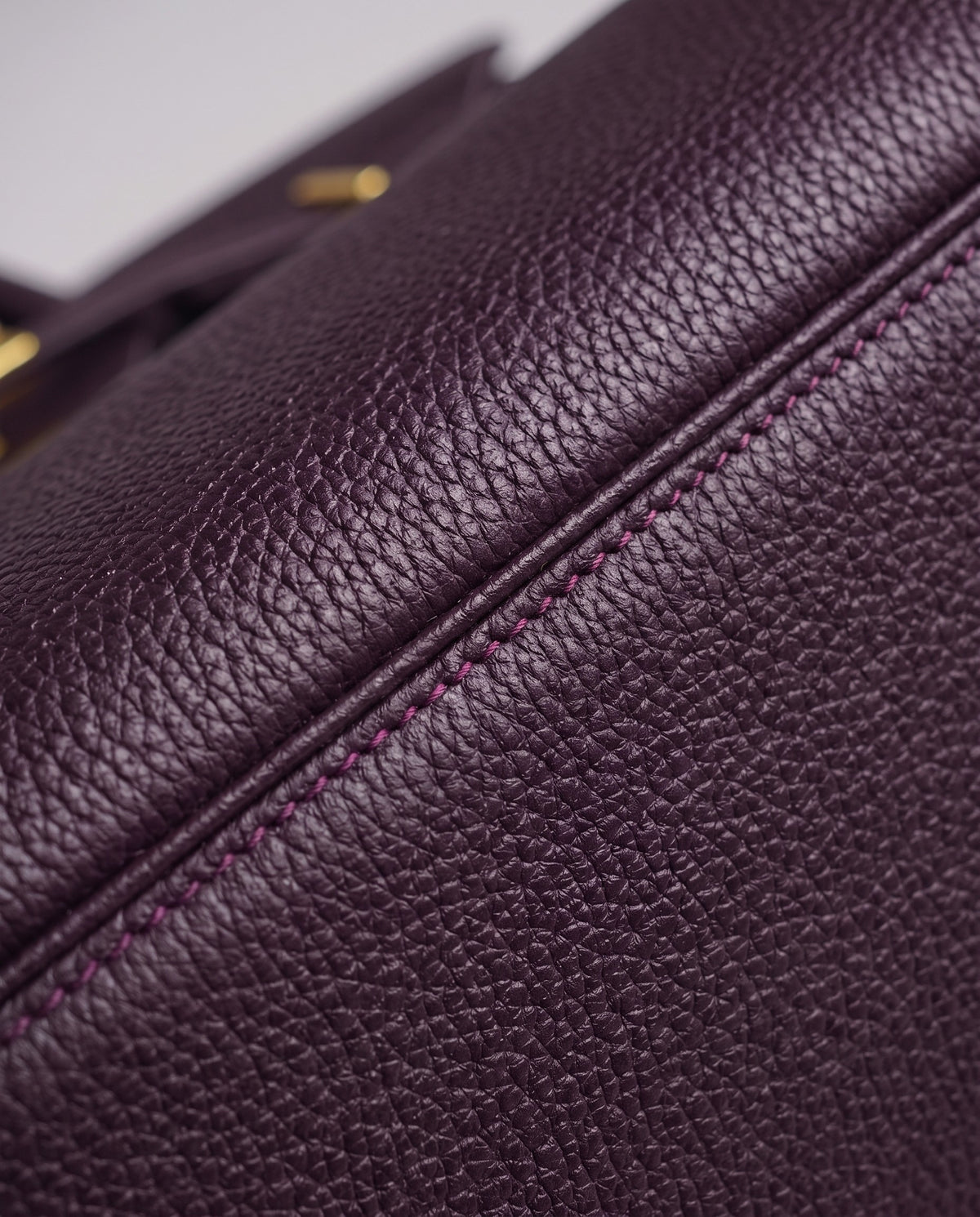 Lock Small leather top-handle bag in Purple – close-up of the pebbled leather and stitching