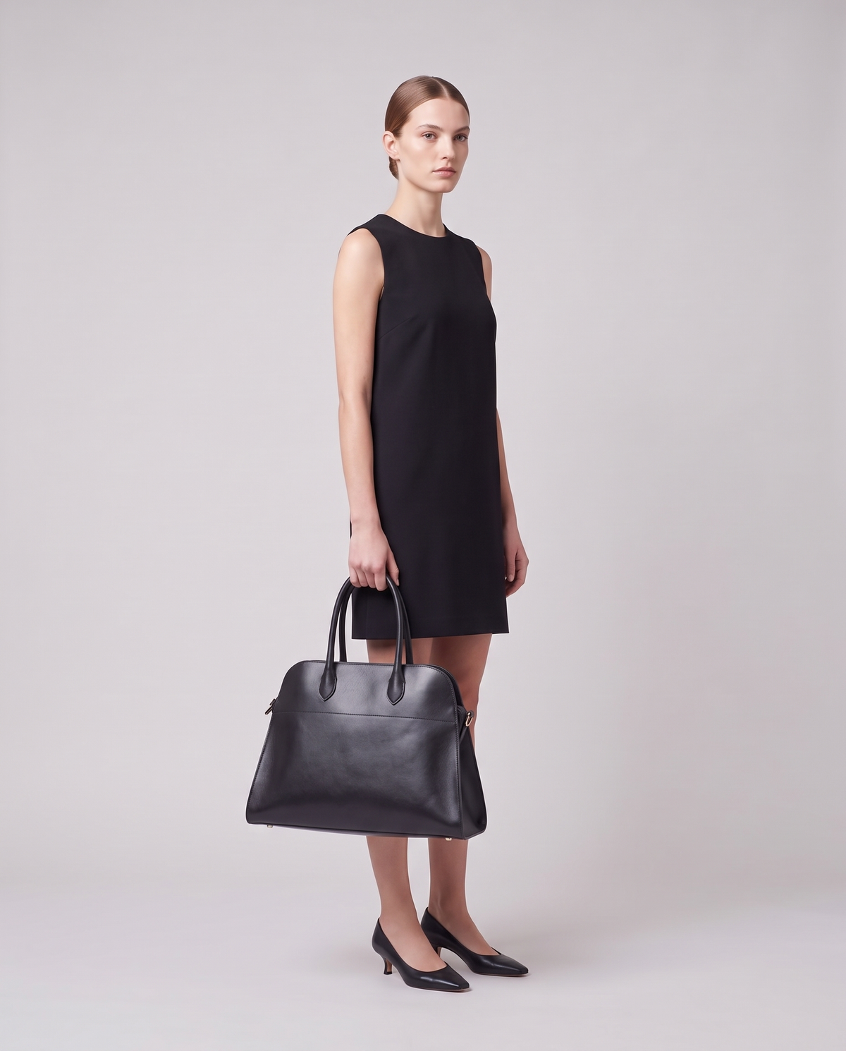 Model carrying the Milano Large bag in Black leather on her arm