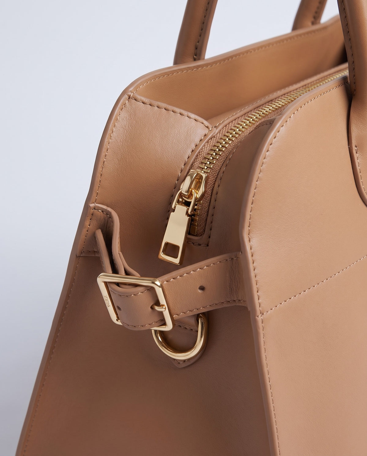 Milano Large bag in Camel leather – gold buckle and zip hardware detail