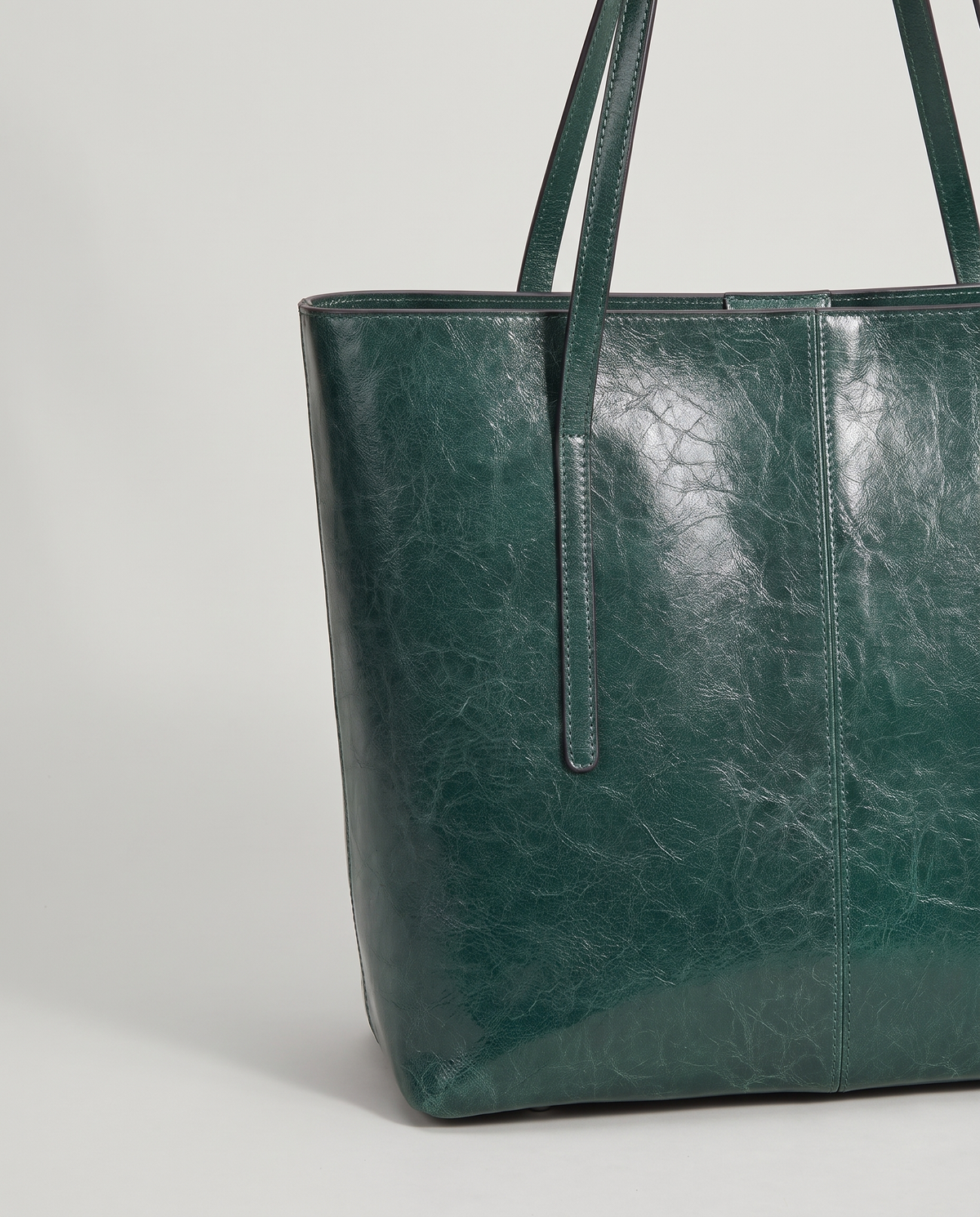 Molo oil-waxed leather tote in emerald, hardware and leather detail
