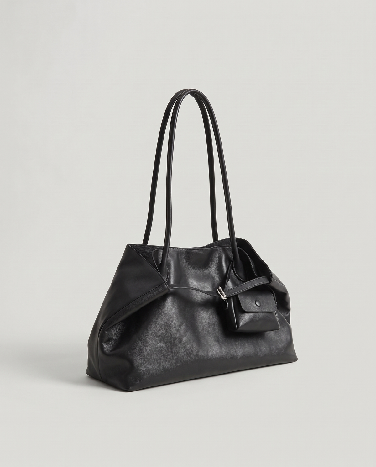 Nido leather tote in Black – three-quarter view