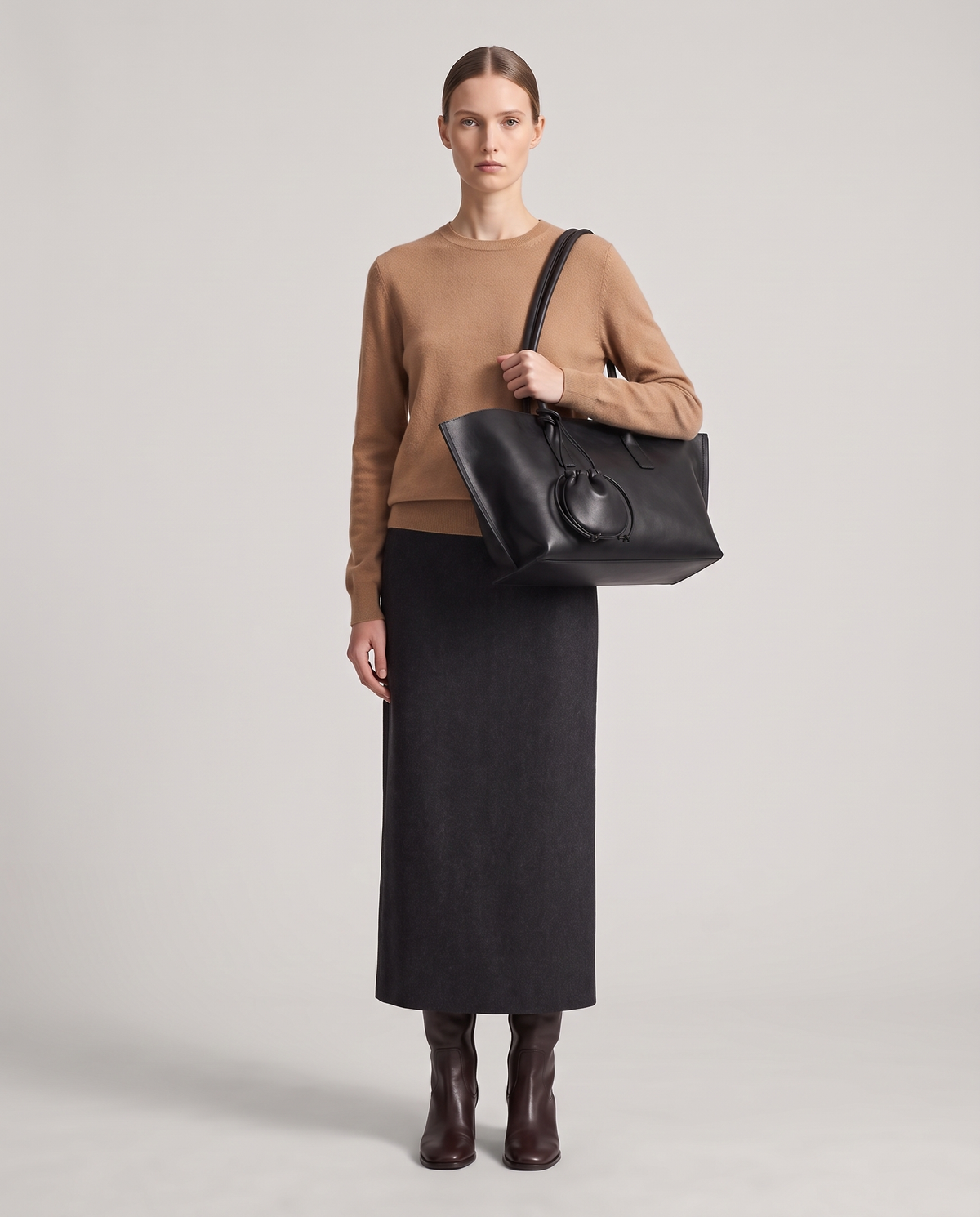 Model with the Noce tote in black, full length
