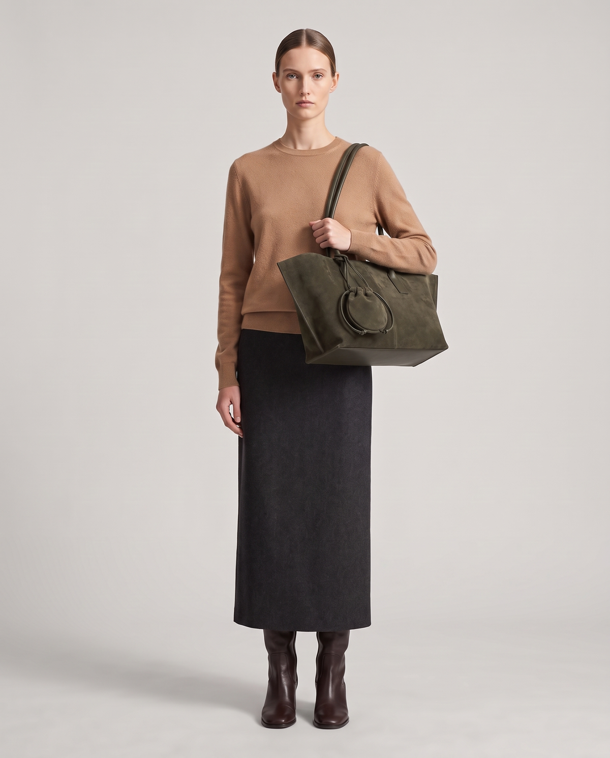 Model with the Noce tote in olive, full length