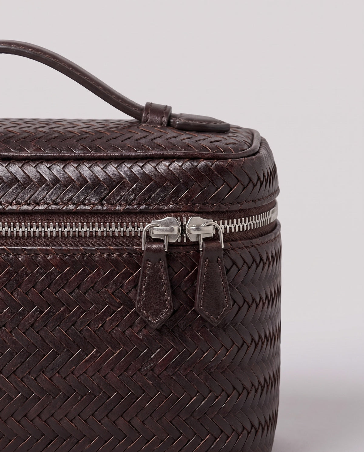 Leather close-up of the Valentina Noto Large bag in Espresso