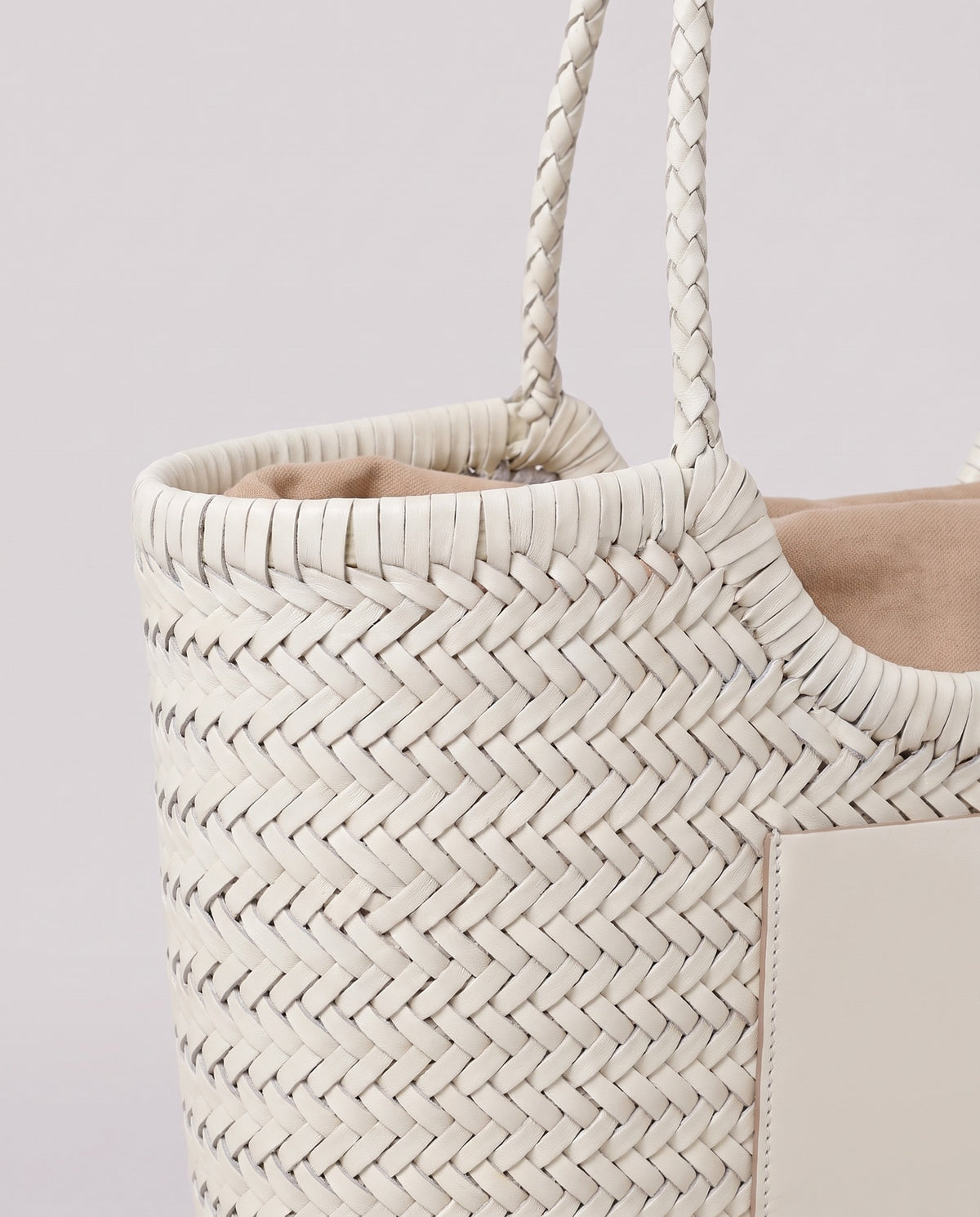 Leather close-up of the Valentina Noto Large bag in White