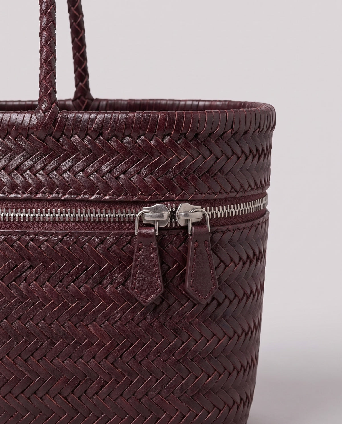 Leather close-up of the Valentina Noto Small bag in Burgundy