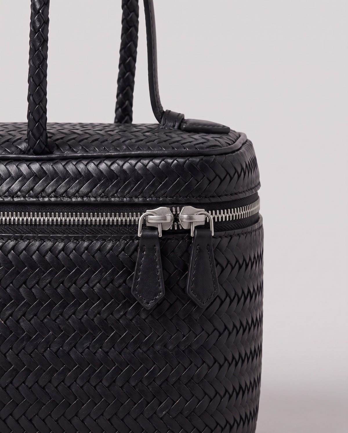 Leather close-up of the Valentina Noto Small bag in Onyx