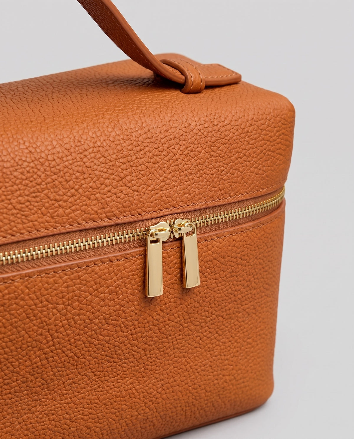 Gold zip detail on the Orvieto vanity case in Cognac