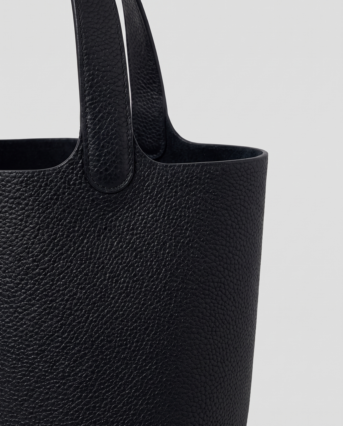 Leather close-up of the Valentina Ostuni Large bag in Black