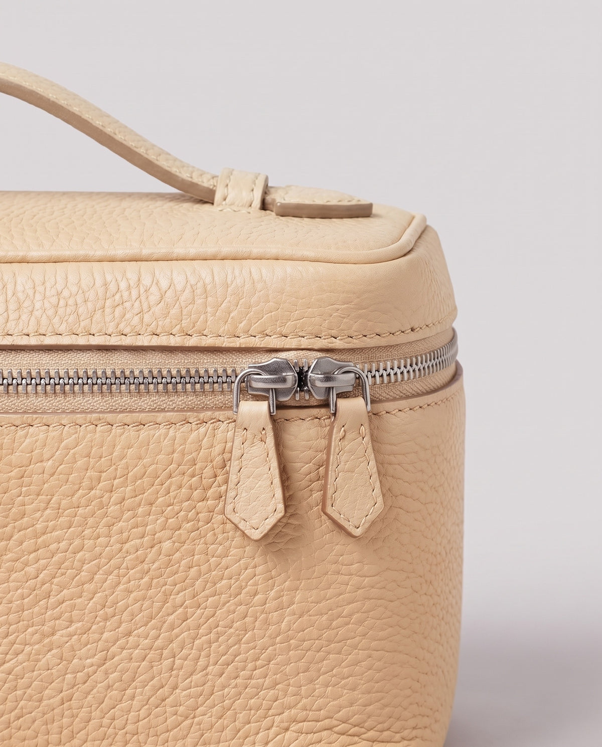 Leather close-up of the Valentina Ostuni Large bag in Cream