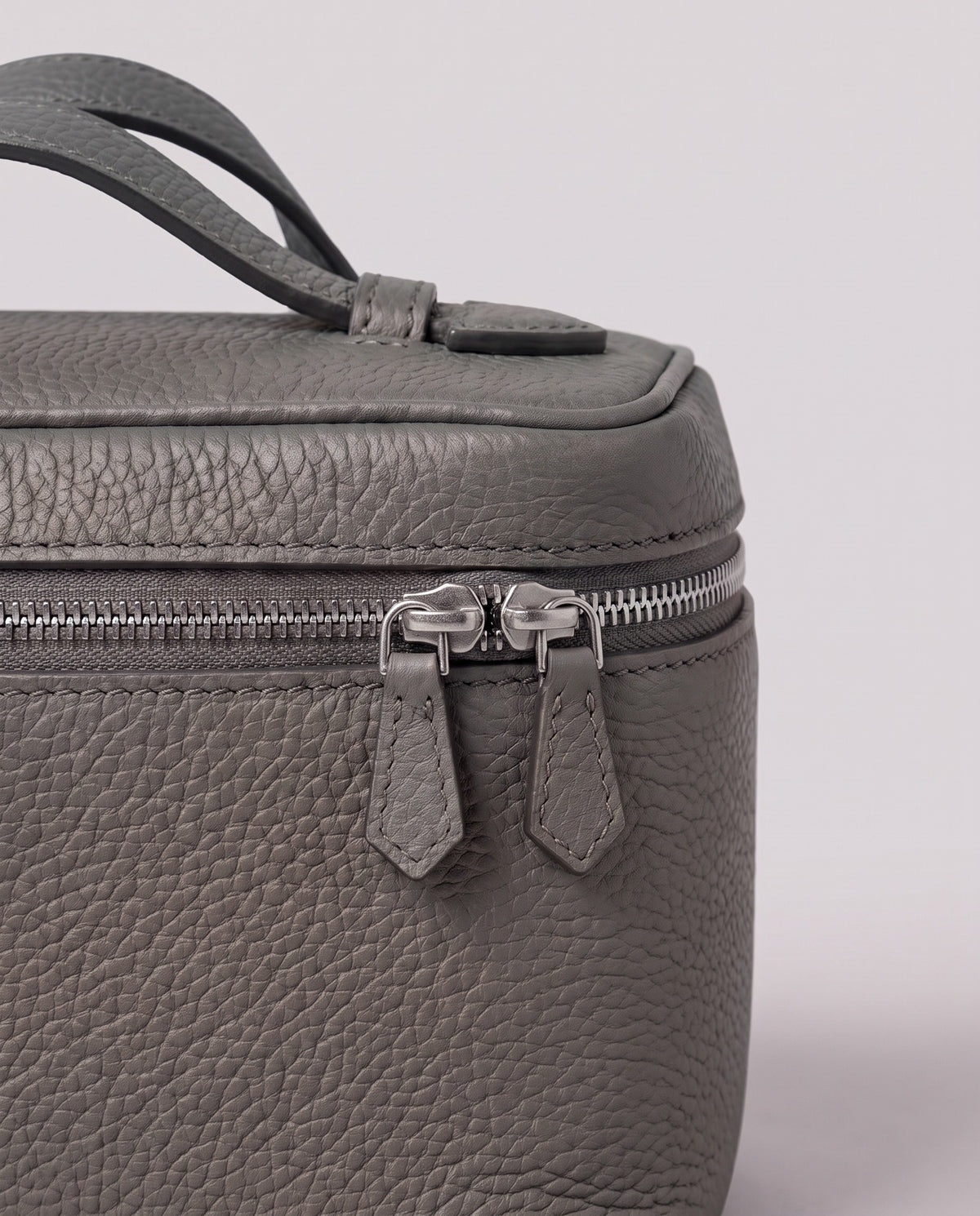 Leather close-up of the Valentina Ostuni Large bag in Grey