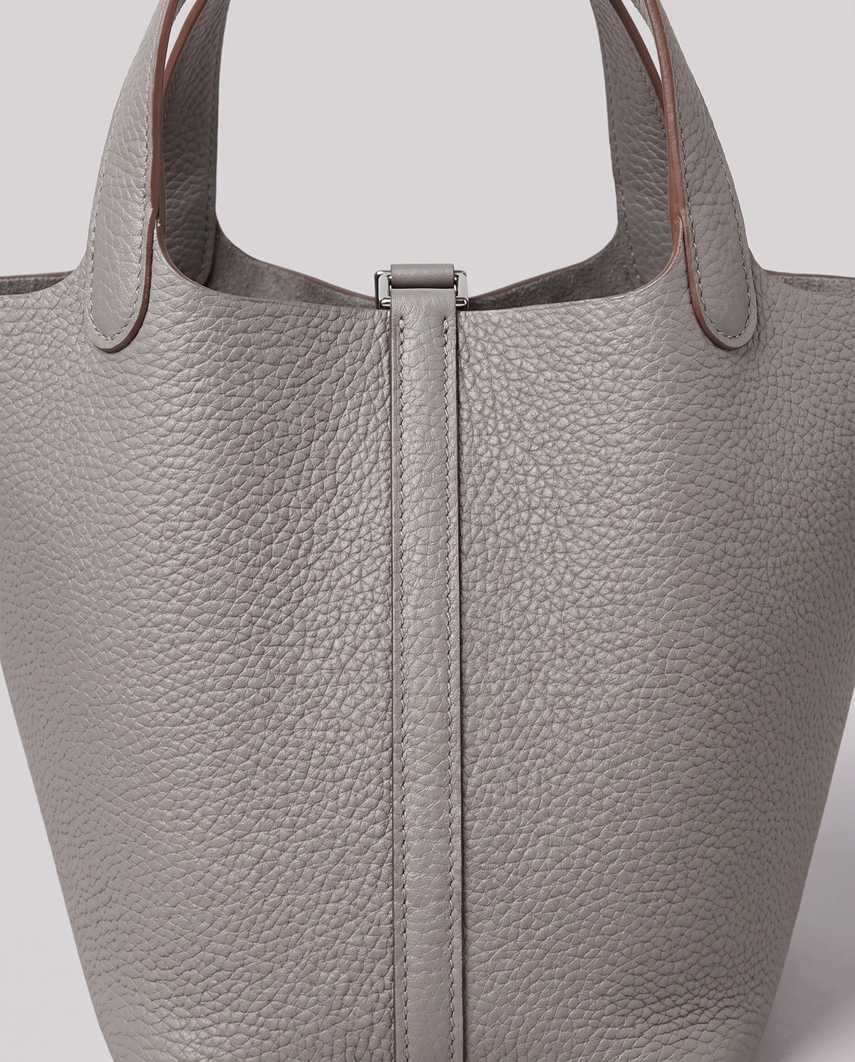 Leather close-up of the Valentina Ostuni Large bag in Ivory