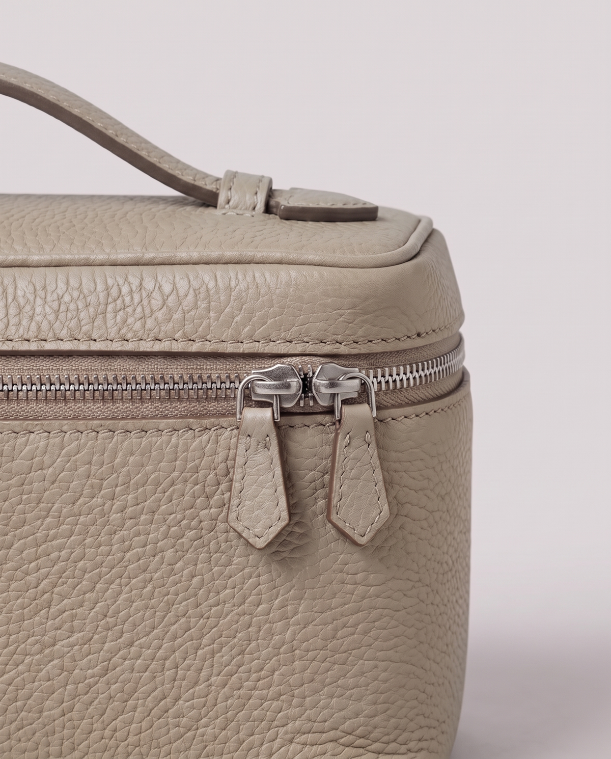 Leather close-up of the Valentina Ostuni Large bag in Pearl